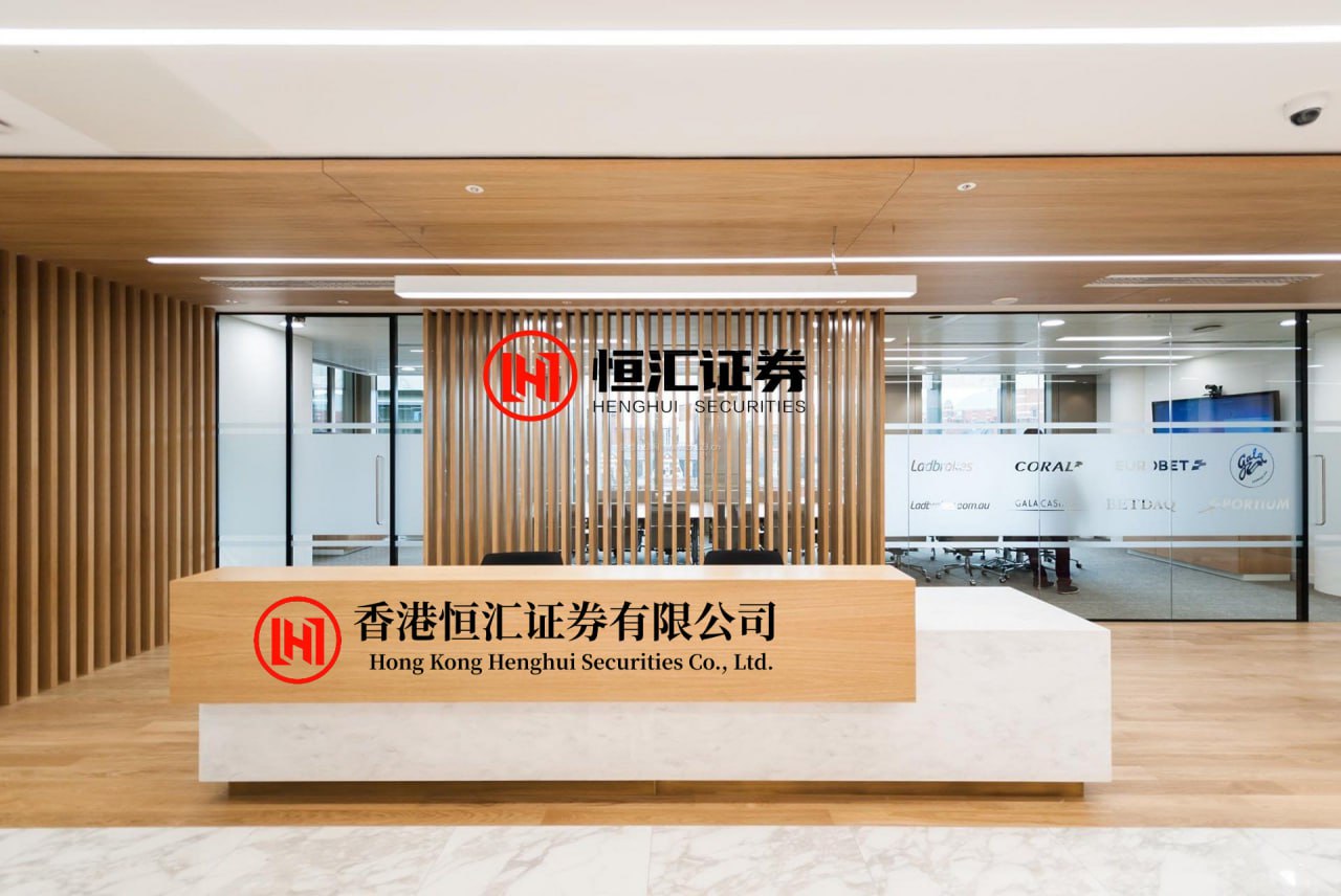 米牛金融 男子地铁上脱裤子。英国警方的处理，让人彻底绷不住了....
